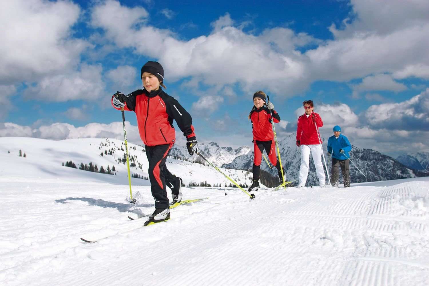 Зимние занятия спортом. Дети на беговых лыжах. Ходьба на лыжах дети. Лыжи беговые детские. Катание на лыжах.
